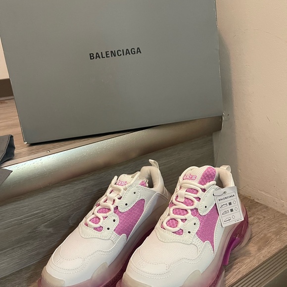 Brandnew Balenciaga Triple S Sneakers - Picture 4 of 7